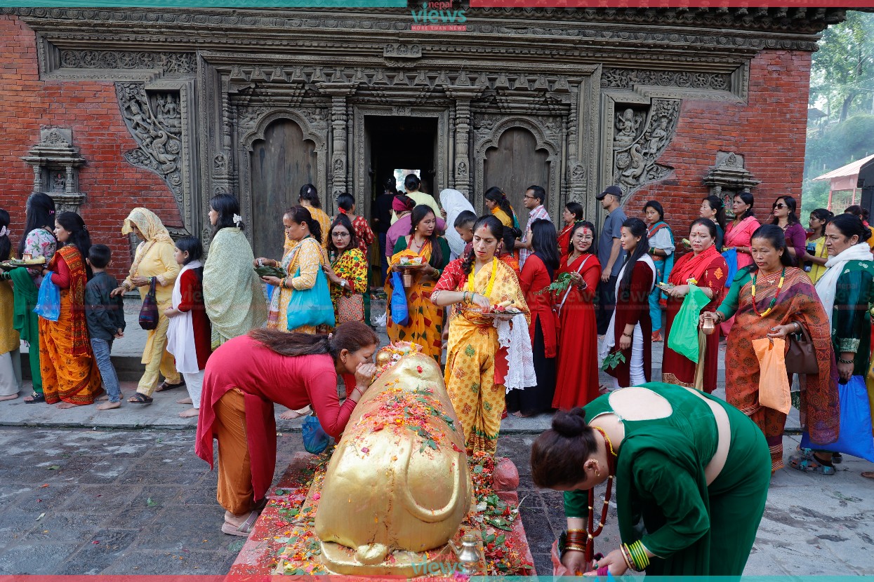 काठमाडौंको गोकर्णेश्वर महादेव मन्दिरमा श्रद्वालुको भीड (तस्वीरहरु)
