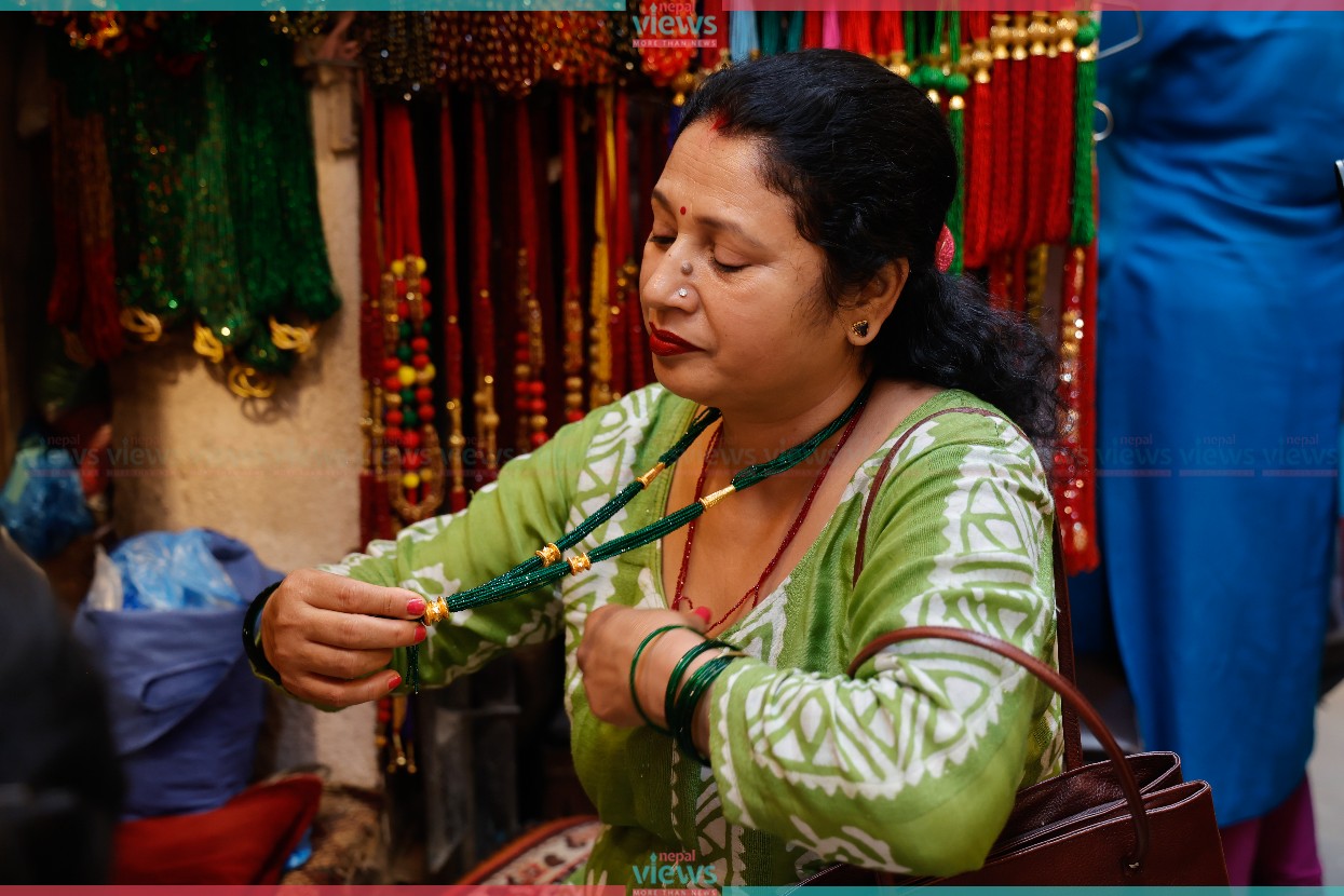 साउन लागेसँगै पोते पसलहरुमा महिलाको भिड (फोटो फिचर)