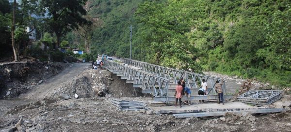 दुई हप्तामै जडान भयो भुरुङ्गखोलामा बेलीब्रिज, गाडी चल्न थाले