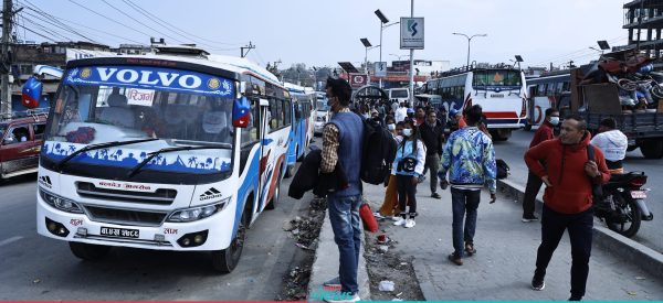 बसपार्कमा यात्रुको गुनासो – टिकट पाउन सकेका छैनौँ, कसरी घर जानु ?