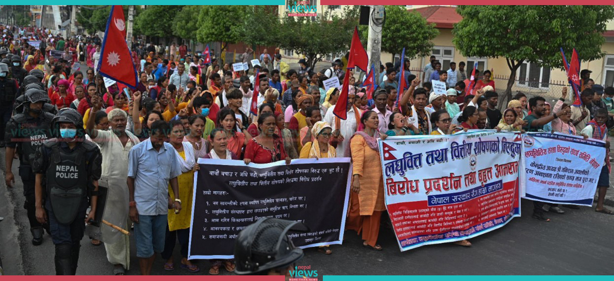 ऋण मिनाहाको माग गर्दै लघुवित्त पीडितको प्रदर्शन (तस्वीरहरु)