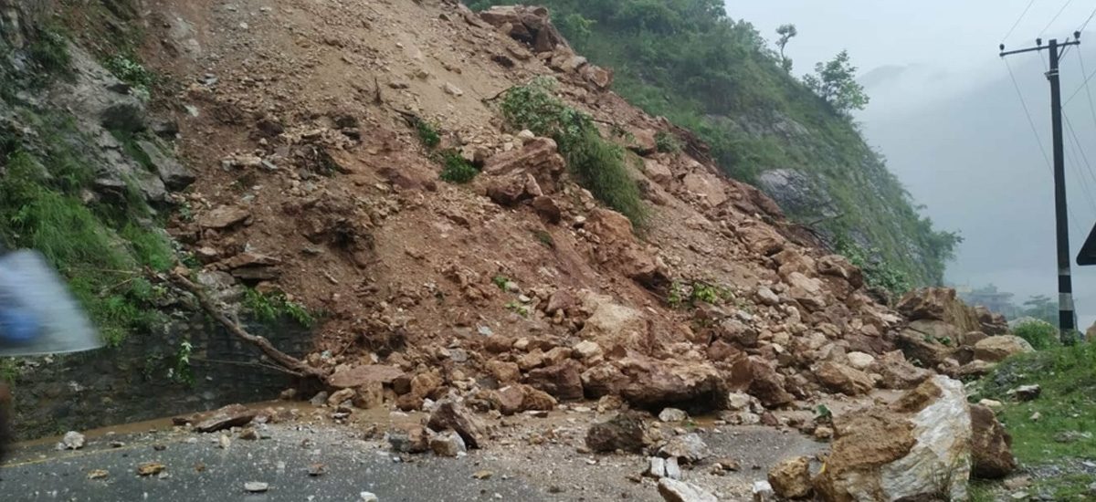 पहिरोले राप्ती राजमार्ग अवरुद्ध