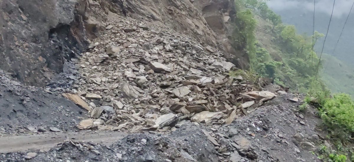 सुक्खा पहिरो खस्दा नारायणढ–मुग्लिन सडक खण्ड अवरुद्ध