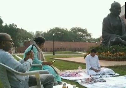 आम आदमीका सांसदले रातभर संसद भवनमै धर्ना दिए