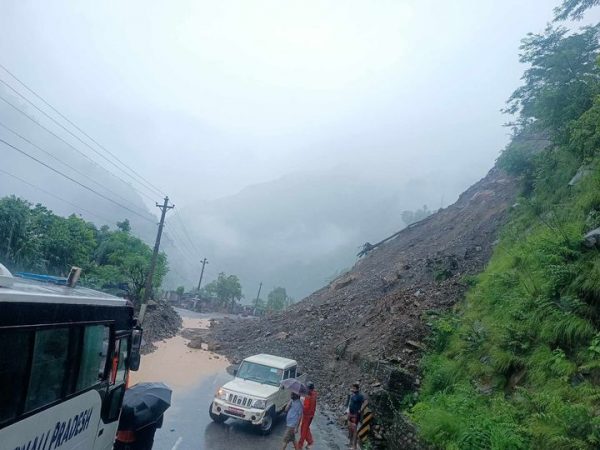 पहिरोले नारायणगढ-मुग्लिन सडक बन्द