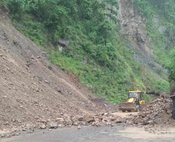 मुग्लिन-नारायणगढ सडक बन्द हुने र खुल्ने क्रम चल्दै