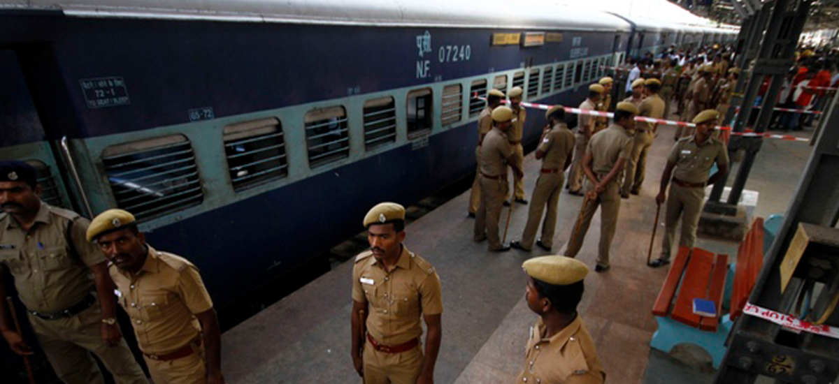 भारतीय एक रेलमा सिपाहीले गोली चलाउँदा कम्तीमा चार जनाको मृत्यु