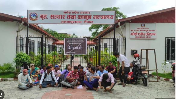 सहिद परिवारले मधेस प्रदेशको गृह मन्त्रालयमा तालाबन्दी गरे