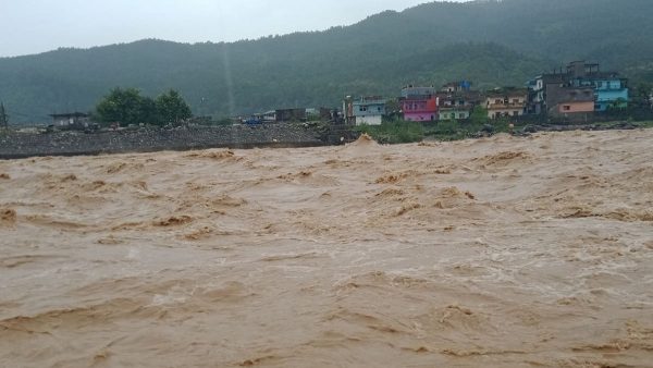 मध्य र पश्चिम नेपालमा मुसलधारे वर्षा, तिनाउ नदीले खतराको तह पार गर्‍यो