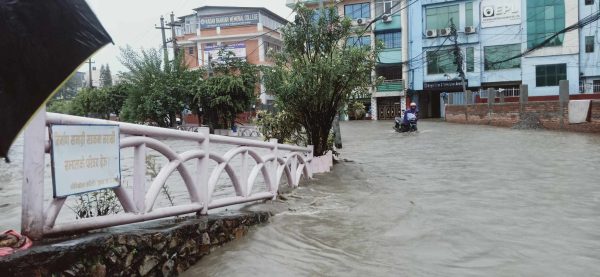 बस्ती र सडकमा पस्यो धोबीखोला, सावधानी अपनाउन माइकिङ गर्दै प्रहरी (तस्वीरहरू)