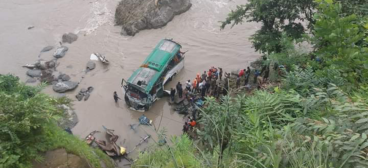 तस्वीरमा हेर्नहोस् धादिङको बस दुर्घटना