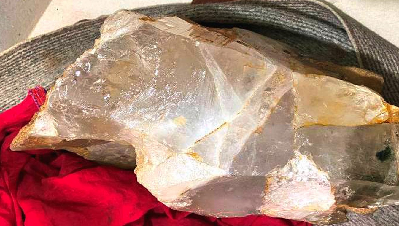 गोरखामा एक घरबाट प्रहरीले लगेको चम्किलो ढुंगा बहुमूल्य ‘क्वार्ज क्रिष्टल’ भएको पुष्टि