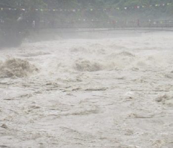 पर्वतमा बाढीले जीप बगायो, तीन यात्रु बेपत्ता