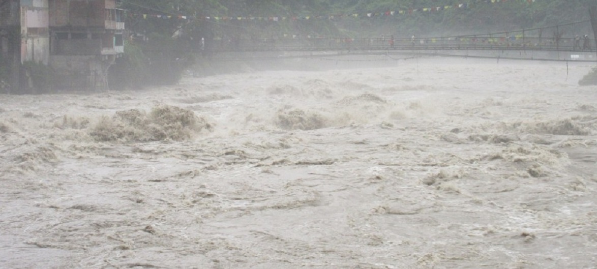 बाढीले मकवानपुरको सिस्नेरी चौकी बगायो, सिन्धुलीको खुर्कोट र दुम्जाको चौकी डुबानमा