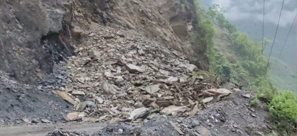 बाढीले पुल बगाउँदा बेँसीसहर-चामे सडक अवरुद्ध