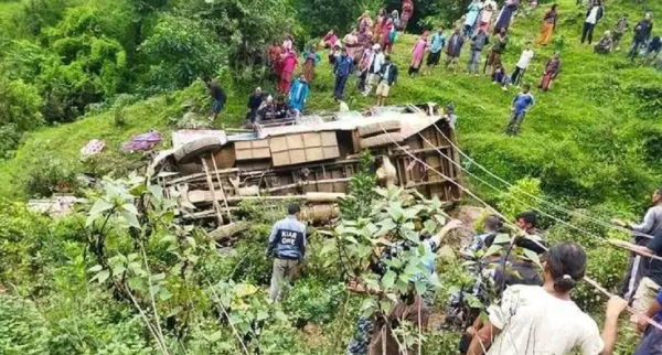 रोल्पाको त्रिवेणीमा बस दुर्घटना :  १५ यात्रु घाइते, ३ जनाको अवस्था गम्भीर