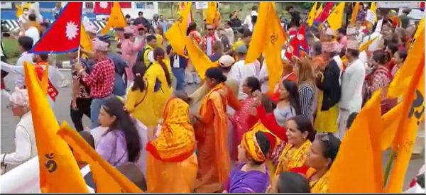 इटहरीको प्रदर्शन धरानतर्फ अघि बढ्यो, प्रहरीको घेरा तोडेरै जाने अडान