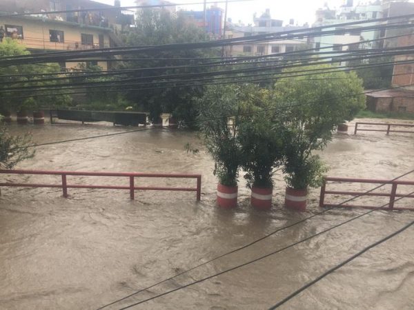 काठमाडौंका खोला नदीमा बाढी, सकभर करिडोरको यात्रा नगर्न सुझाव