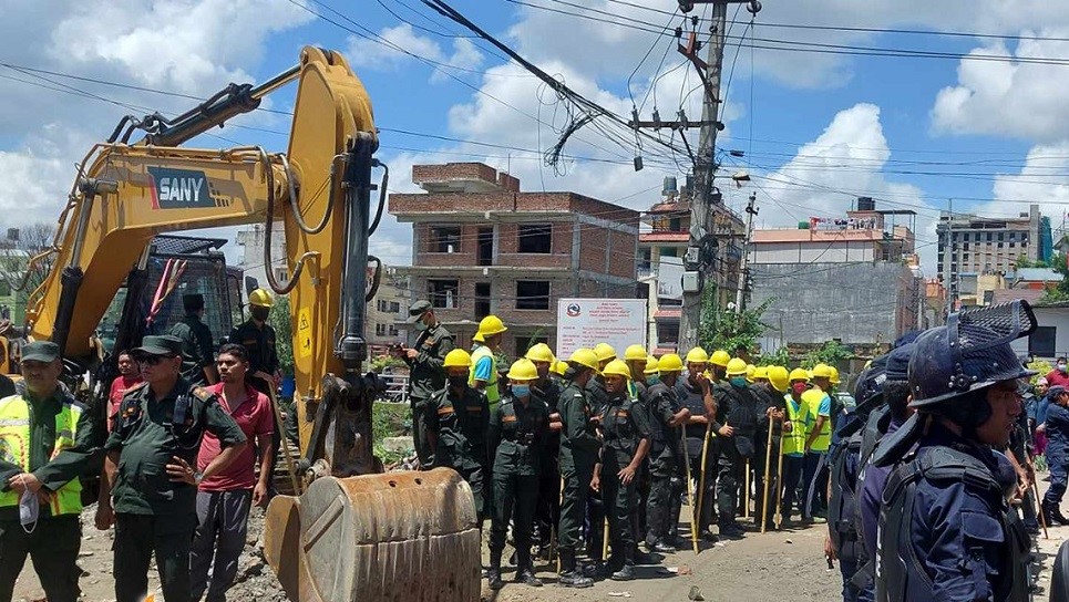 बालेनको डोजरले खन्न थाल्यो कपनको खहरे खोला