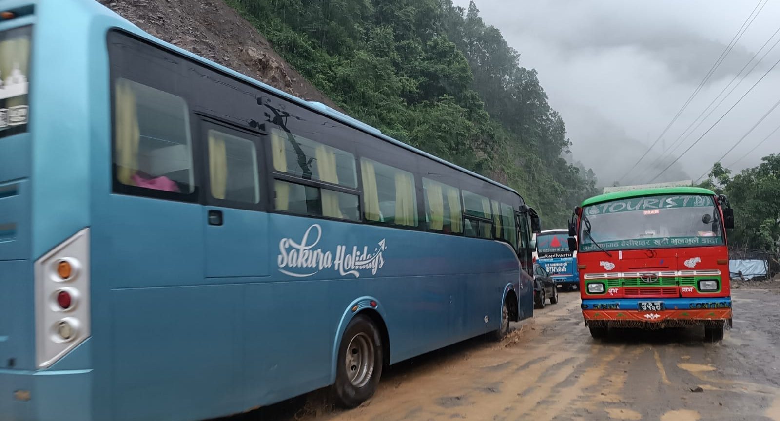 मुग्लिन-नारायणगढ सडक सामान्य अवस्थामा चल्दै, बुझेर मात्रै यात्रा गर्न आग्रह