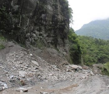 अरनिको राजमार्गमा अझै हटेन अवरोध, विनयी खोलाको बाढीले महेन्द्र राजमार्ग अवरुद्ध