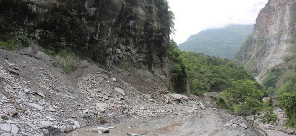 पहिरोले मेची राजमार्ग अवरुद्ध, खुलाउन दिनभर लाग्ने