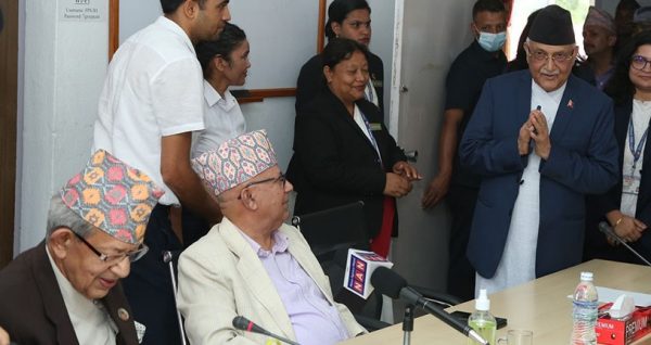 ओली र नेपाल सँगै बस्नुपर्ने अवस्था आएपछि…, तैपनि बोलेनन् एक अर्कासँग