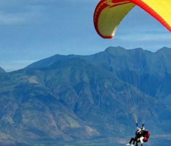 सगरमाथामा प्याराग्लाइडिङ गरेका चिनियाँ नागरिकलाई सम्मान