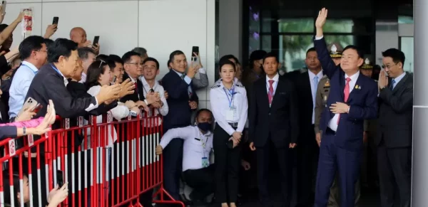 थाइल्याण्डका पूर्वप्रधानमन्त्री थाक्सिन १५ वर्षपछि स्वदेश फर्किए, विमानस्थलबाटै पक्राउ