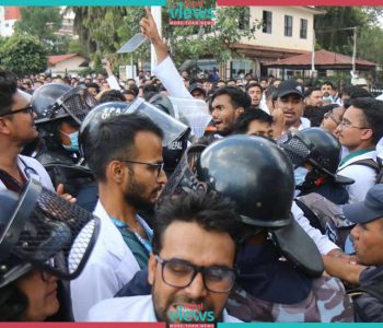 चिकित्सकको प्रदर्शनमा प्रहरी हस्तक्षेप (तस्वीरहरू)