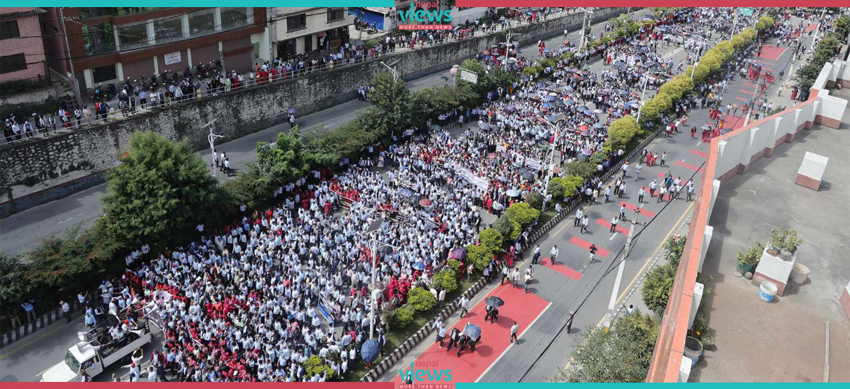 दोस्रो दिन पनि सडकमै शिक्षक, झन् धेरै उपस्थिति (तस्वीरहरू)