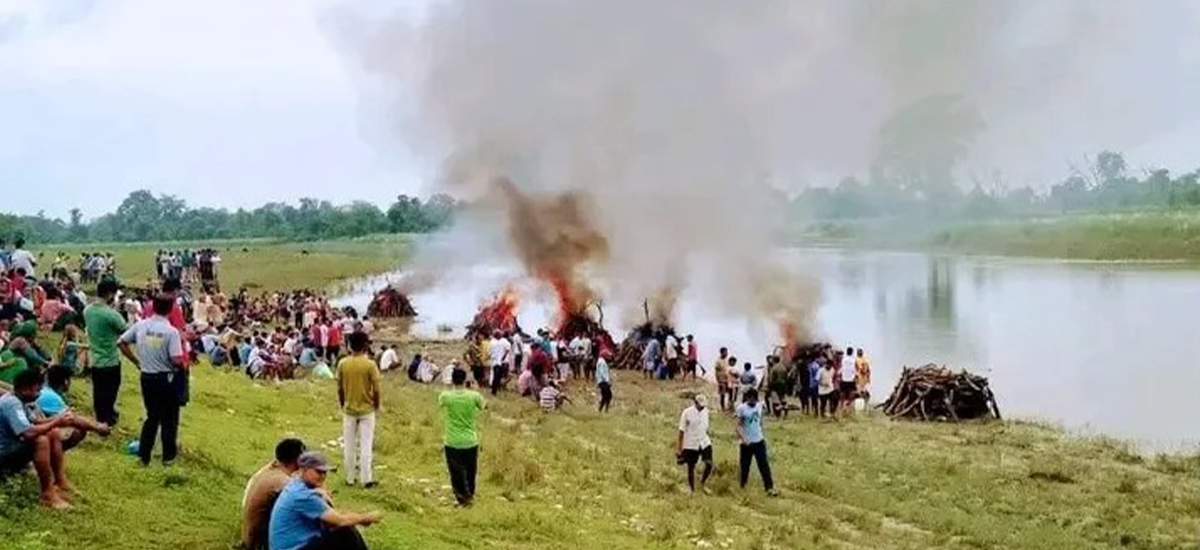 सवारी दुर्घटनामा मृत्यु भएकाको सामूहिक दाहसंस्कार