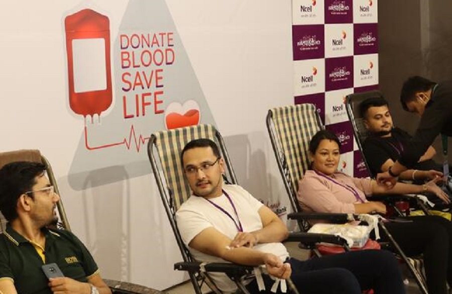 एनसेलको वार्षिकोत्सवमा १ सय जना बढीले गरे रक्तदान