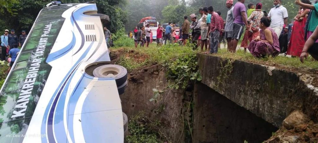 दाङमा बस दुर्घटनामा परी १५ जना घाइते