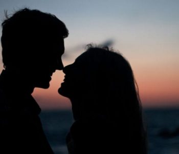 प्रेमिकाले चुम्बन गरेपछि प्रेमीले कान सुन्नै छाडे, अस्पतालमा उपचार चल्दै
