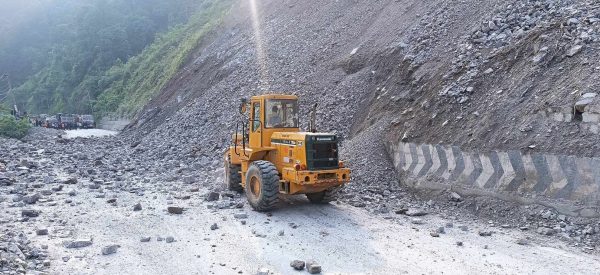 नारायणगढ-मुग्लिन सडक बन्द नगरी काम थालिने