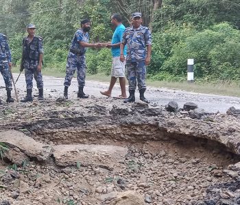 पूर्व-पश्चिम राजमार्गमा बम पड्कियो, सडकको बीचमै पर्‍यो भ्वाङ