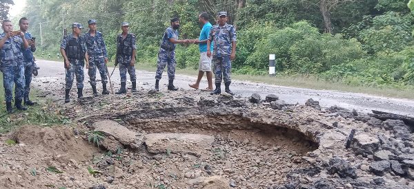पूर्व-पश्चिम राजमार्गमा बम पड्कियो, सडकको बीचमै पर्‍यो भ्वाङ