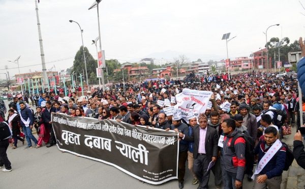 विद्यालय बन्द गरेर शिक्षकहरु आन्दोलन गर्न काठमाडौं आउँदै, वार्तामा बस्न मन्त्रालयको आग्रह