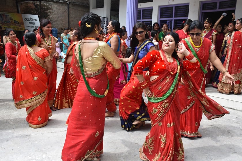 तीज गीत किन विवादित ?