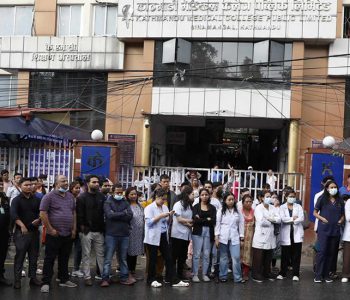 डाक्टरमाथि हातपात भएपछि केएमसीमा विरोध प्रदर्शन
