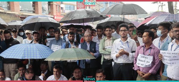 स्थानीय तहका कर्मचारी झरीमा रुझ्दै माइतीघरको सडकमा (तस्वीरहरू)