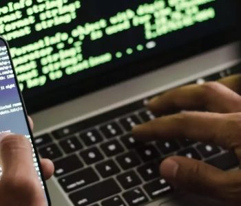 फोनमा देखिन्छ यो लाइट, बुझ्नुस् तपाईंको फोन ह्याक भएको छ