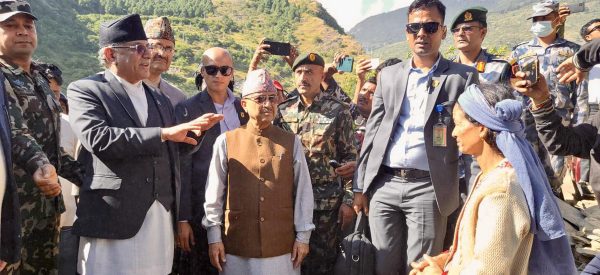 बझाङ पुगेर प्रधानमन्त्रीले भने- सरकारले भूकम्पपीडितको घर बनाइदिन्छ