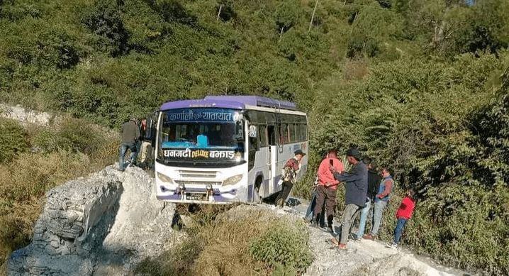 ठुलो दुर्घटनाबाट जोगियो यात्रुवाहक बस