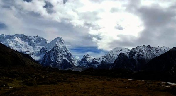 कञ्चनजङ्घा आउने पर्यटकलाई अक्सिजन सिलिन्डरको व्यवस्था