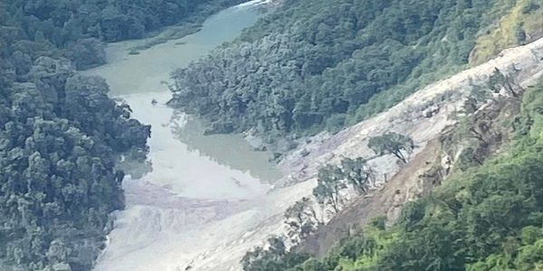 २४ घण्टादेखि थुनिएको किम्रुङ खोला अझै खुलेन, तल्लो तटीय क्षेत्रमा बढ्यो जोखिम
