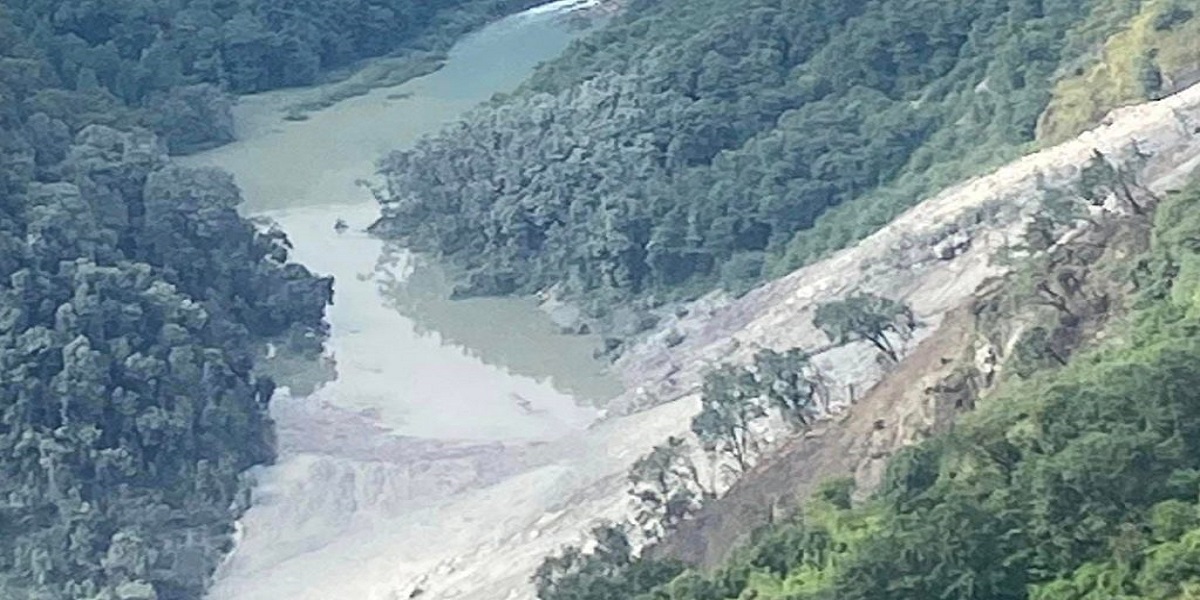 २४ घण्टादेखि थुनिएको किम्रुङ खोला अझै खुलेन, तल्लो तटीय क्षेत्रमा बढ्यो जोखिम