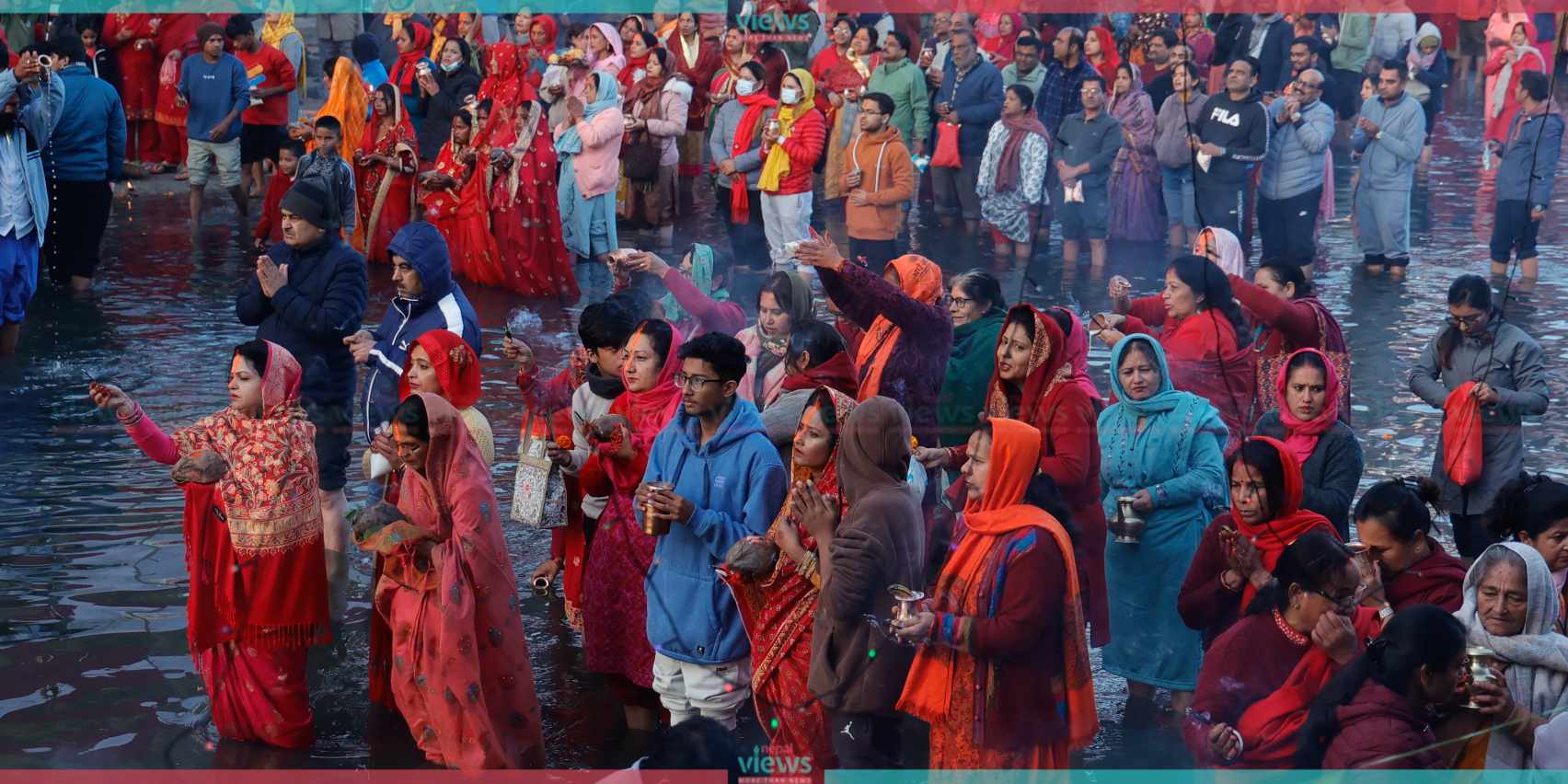 उदाउँदै गरेको सूर्यलाई अर्घ्य दिएपछि यसरी बिदाइ गरियो छठ (फोटाहरू)
