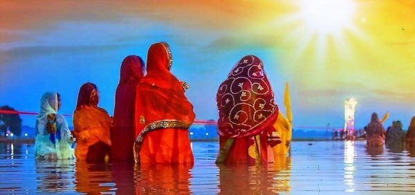 आज छठ पर्वको मुख्य दिन, अस्ताउँदो सूर्यलाई ‘सँझिया अर्घ्य’ दिइँदै